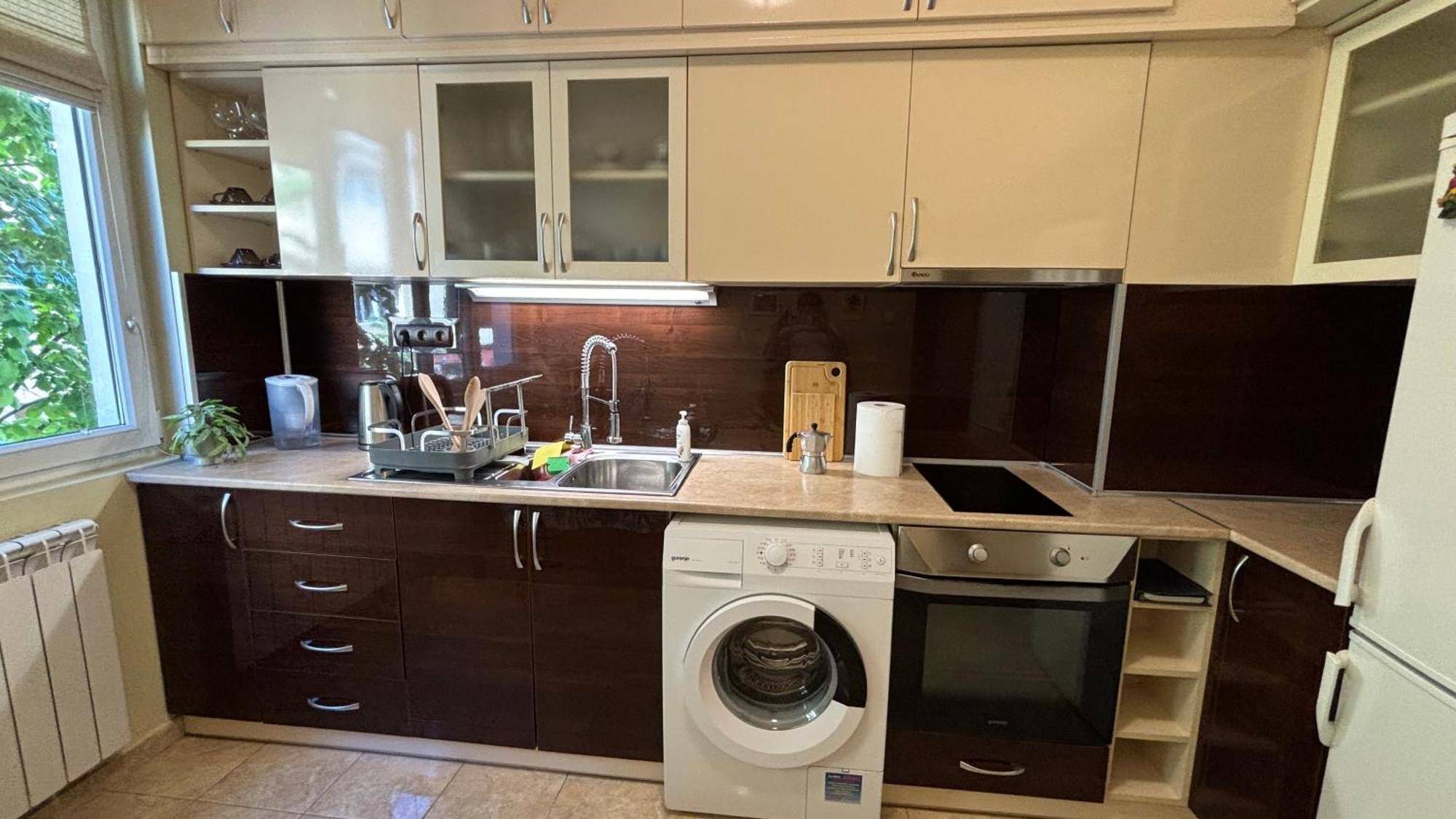 Quiet 2 Bedrooms Downtown Apartment *